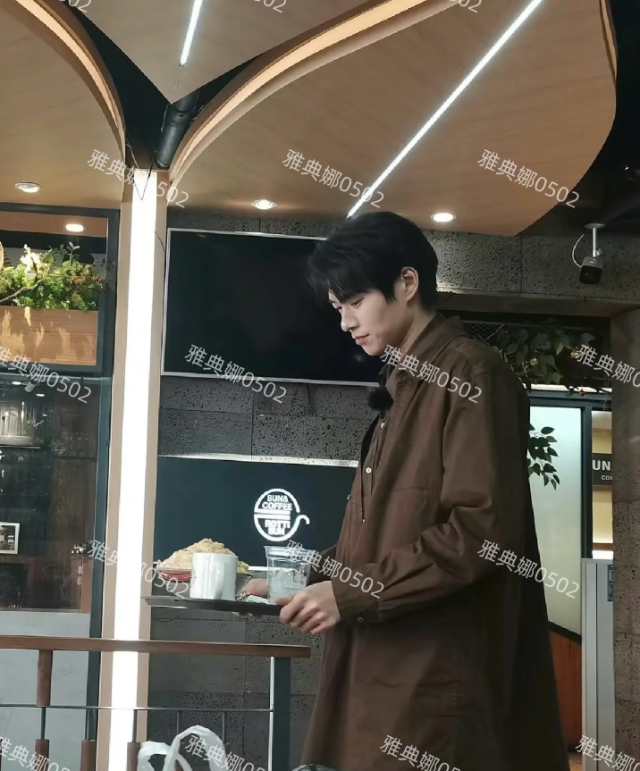 咖啡店遇到魏大勋，本人太帅了，像韩剧里温柔绅士的男主角，霸道总裁范儿十足！