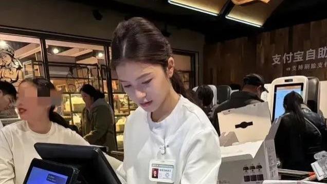 胖东来又一收银员火了，女顾客看了都直说太美！网友：还不要彩礼