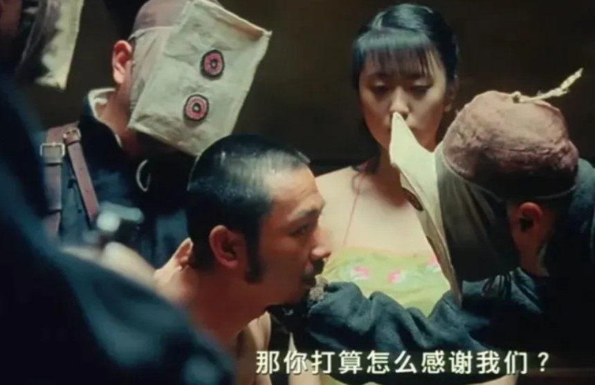 2010年，姜文拍摄电影《让子弹飞》时，有一场涉及民女被“侮辱”的戏份突然找不到