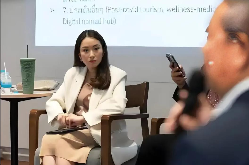 泰国短短一个月内，12000间酒店订单被取消，不去泰国游玩。

外国游客7856
