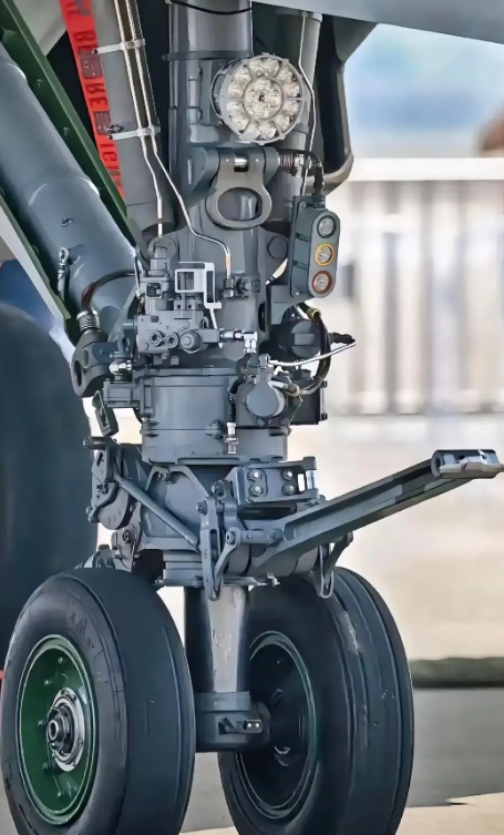 从这次珠海航展就可以看得出来、中国目前武器装备的制造工艺已经不是老牌强国俄罗斯可