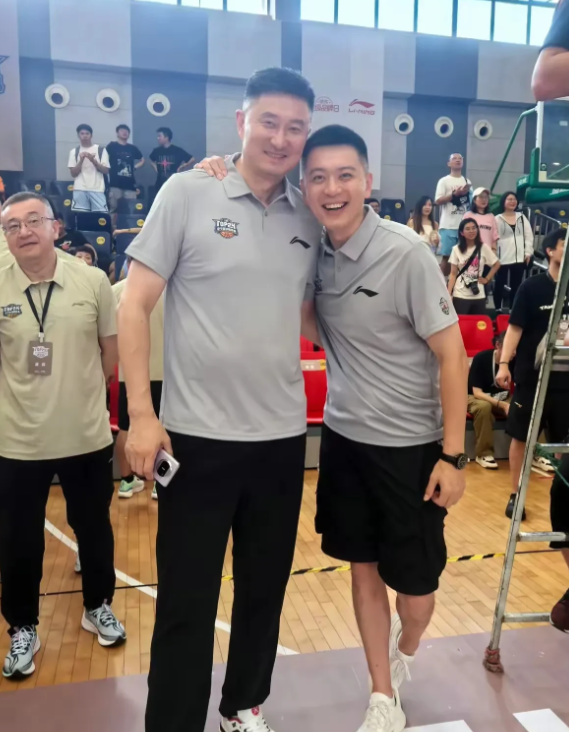 杨鸣:锋哥，昨天又输球了？

杜锋:杨帅，辽宁不是也输球了吗？

杨鸣:杜润旺，