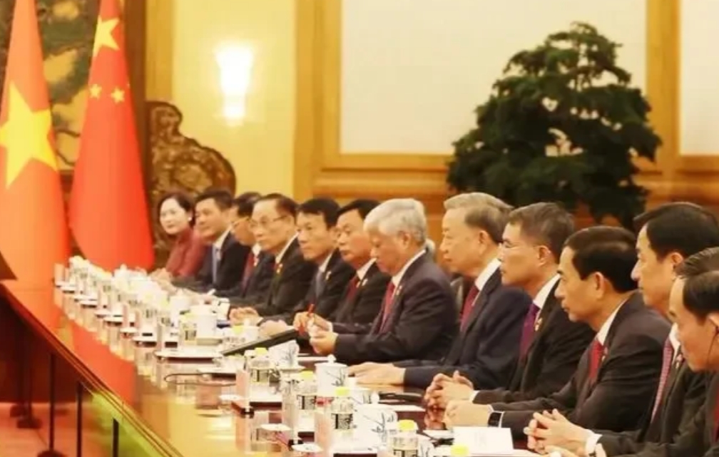 做人的差距咋就这么大呢？同样是我们的邻邦，一个是友，一个是“敌”！
你看看苏林，