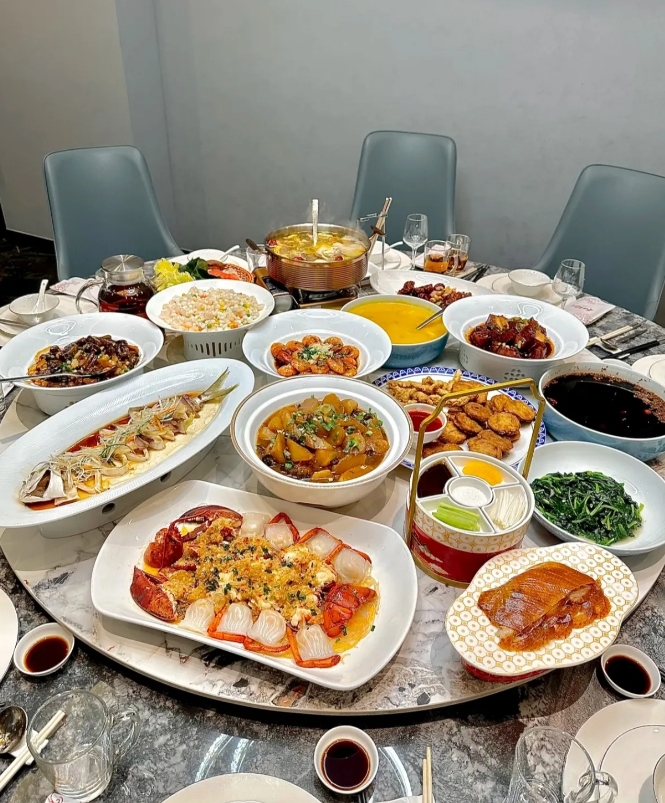 这个年过得可太清闲了。

窗帘没洗，玻璃没擦，直接找家政阿姨上门，一个小时55块
