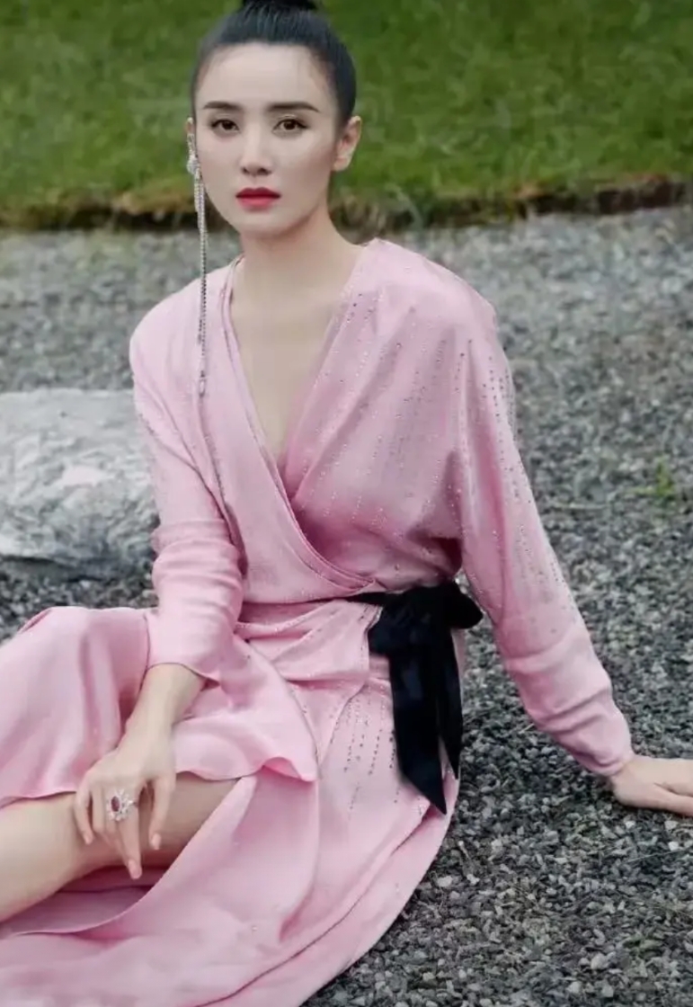 宋佳的“铁哥们”

宋佳，44岁，哈尔滨人，演员，富裕家庭，父亲是国营企业，母亲