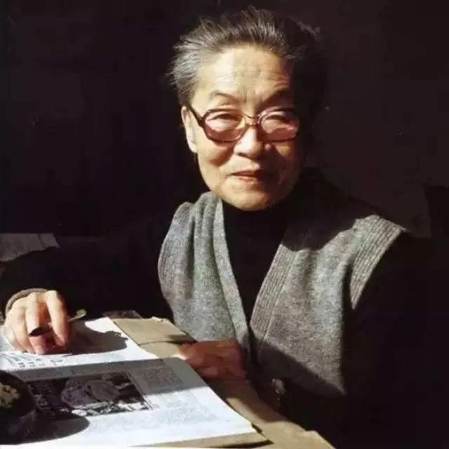 1937年11月，上海沦陷，日军肆虐，家家户户都在惊恐中度日。一天，杨绛正在家中