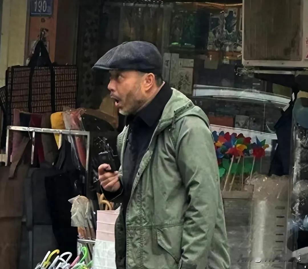 大家还认得照片上这个男人吗，没想到才49岁的他竟然老成了这个样子，实在令人吃惊。