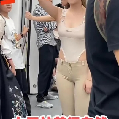 浙江女子穿带“沟”衣服乘坐地铁，旁人不敢正视，网友：怕被打