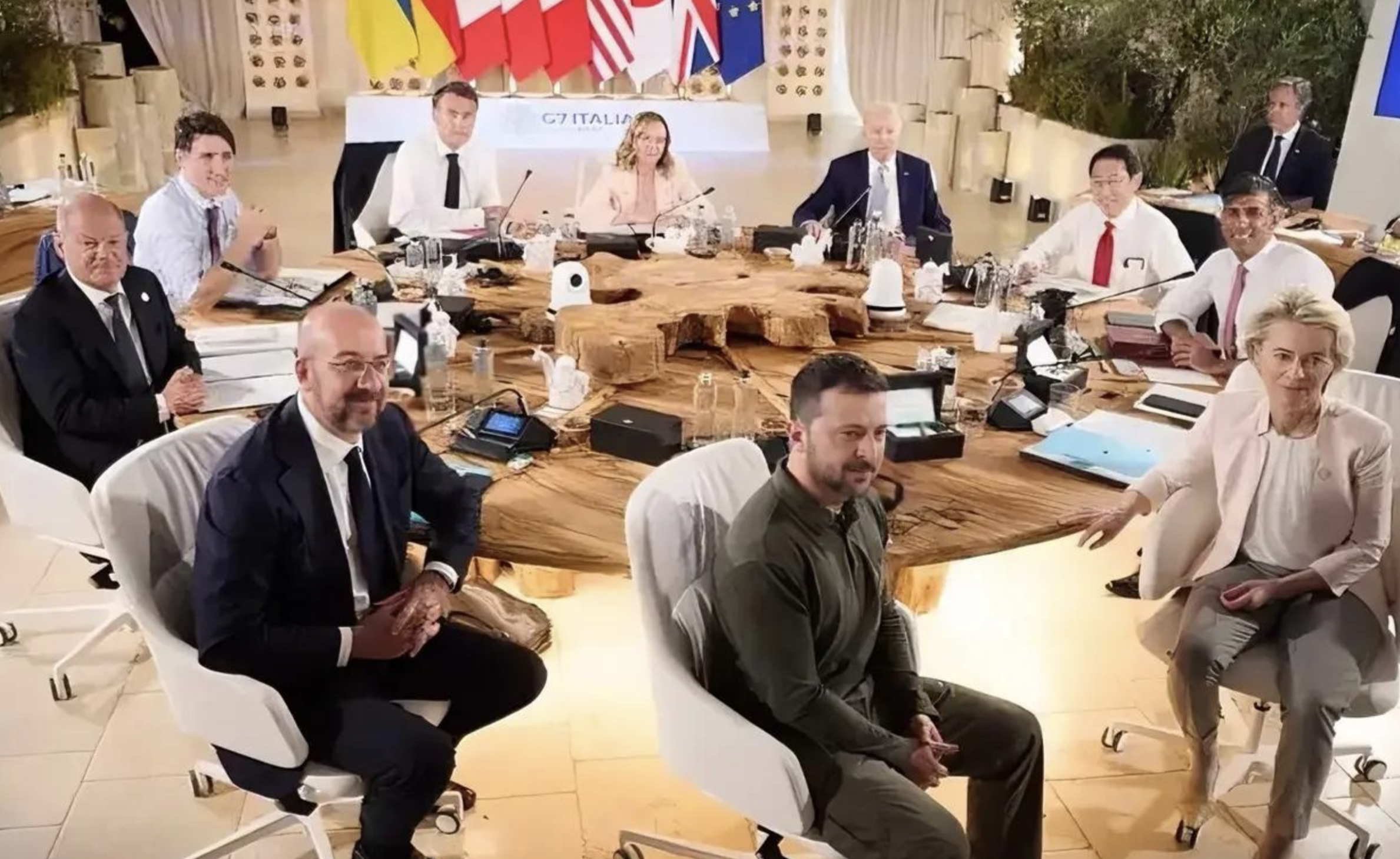 不得不说，“强盗”还得是美西方国家去饰演才像。

七国集团站在舆论道德的制高点，