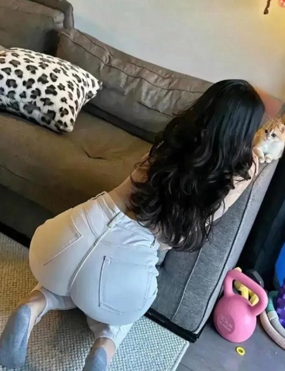 老婆跟猫比赛瞪眼，谁能胜利呢？