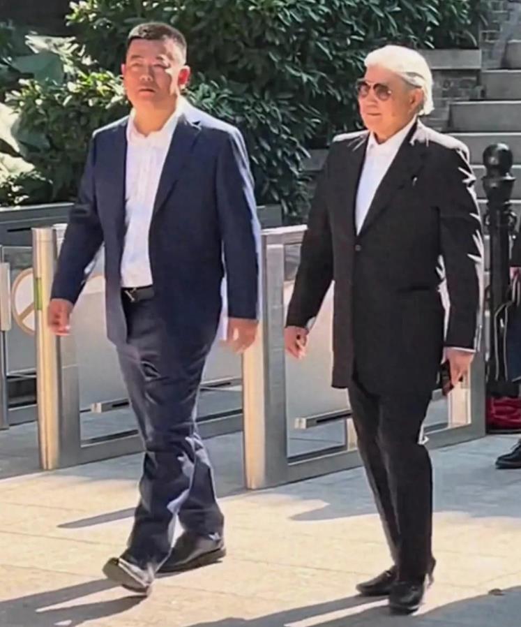 霍英东先生冒着生命危险，亲自运送抗美援朝物资可歌可敬！这是真正骨子里的爱国，值得