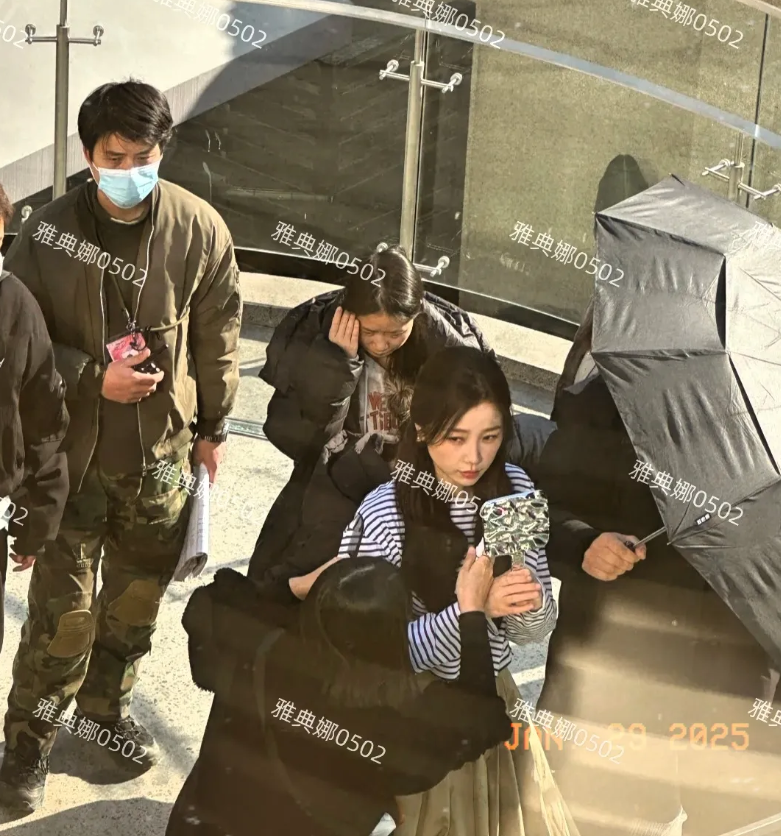 虞书欣怎么长得有老有小的？
南京偶遇虞书欣拍戏，本人意外的高，梳着双马尾一副学生