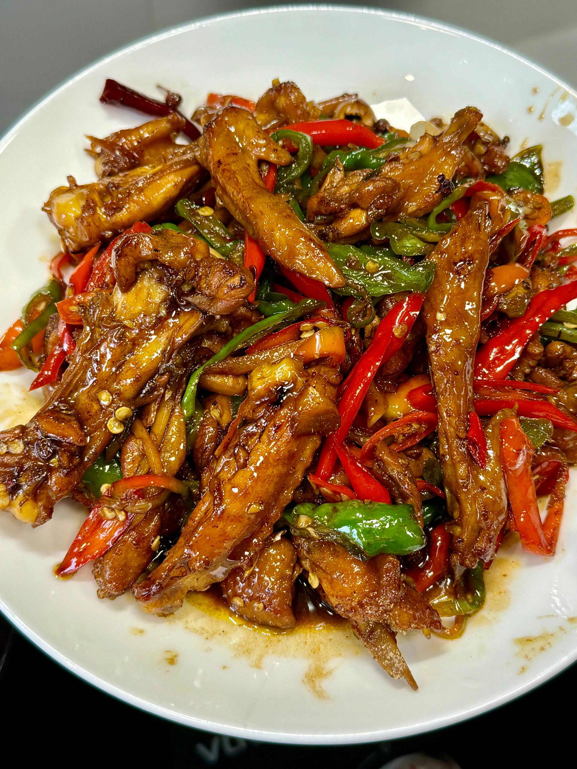 这个做法的辣子鸡翅真的好吃到炸！一个字：绝！

鸡翅对半切开腌制后用啤酒烧在用辣