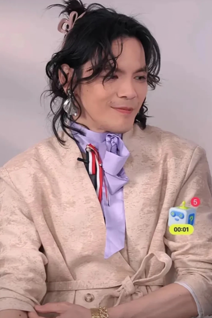 向佐这次的造型可谓是槽点满满，令人大跌眼镜。先看那发型，本以为去晓华处理发会有惊