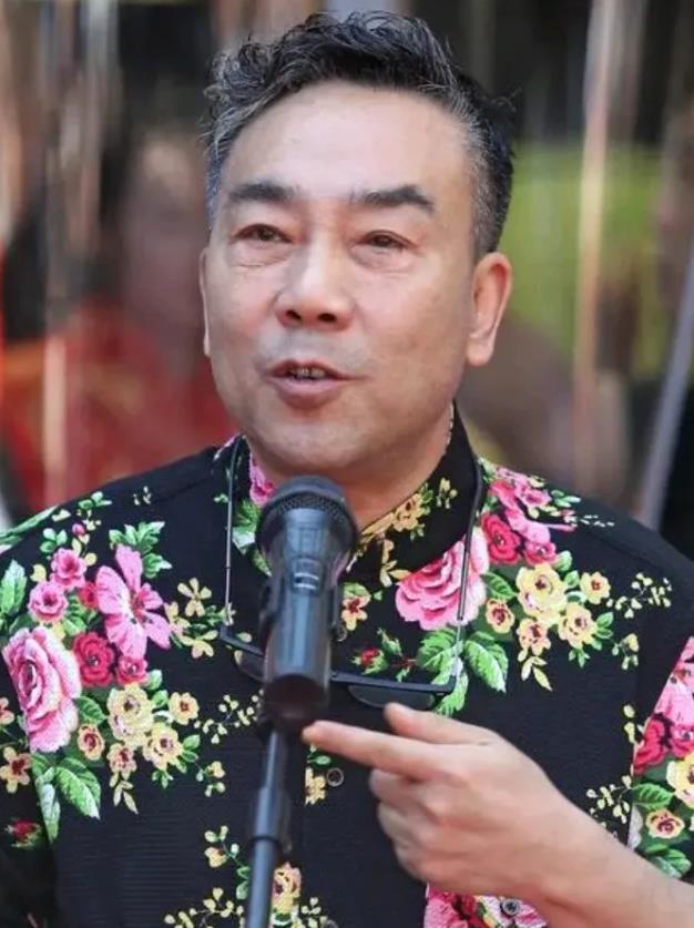 相声名家杨议太敢说了！昨天杨议直播时表示：从小我的父亲就教育我，要想说好相声，第
