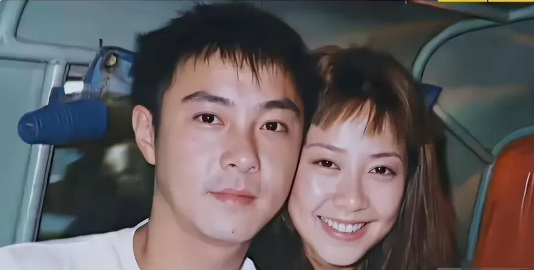 结三次婚、两度丧子，长期分居、59岁无儿无女，张卫健咋这么惨？

张卫健虽三次与