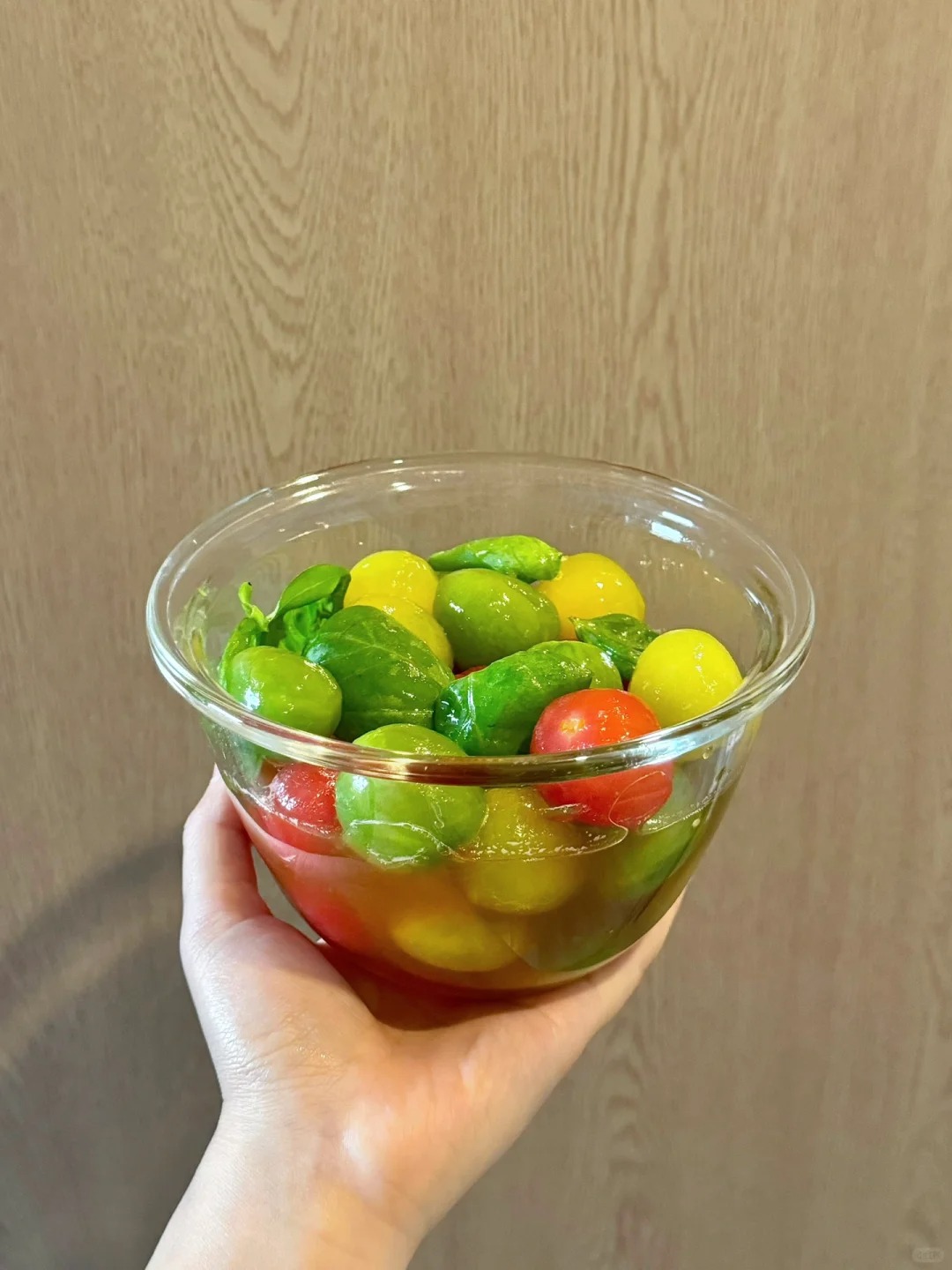 蜜渍罗勒小番茄 试了！好吃的！
做个夏日解暑的蜜滋小番茄🍅
酸酸甜甜的带点罗勒