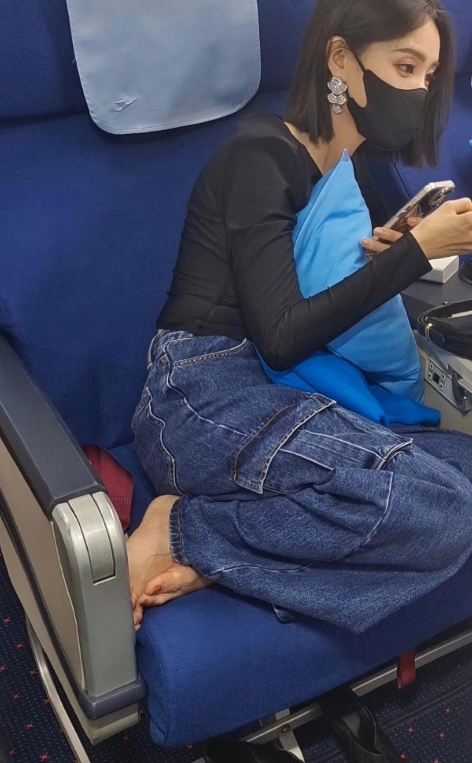 李一桐做为公众人物竟然脱鞋踩凳子上
形象在哪里？
