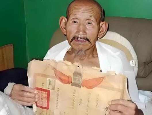 1994年，河南一73岁老农因欠债不还被列为老赖，法院人员上门时，他害怕的躲了起