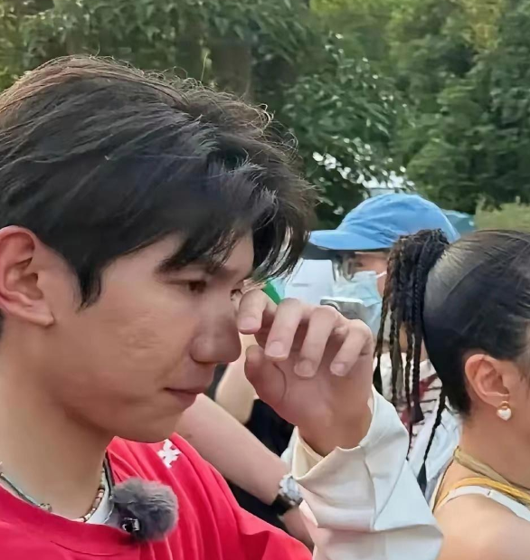王源的短而扁的指甲可能是弹吉他导致的

王源短而扁的指甲在网络上引起了热议，不少
