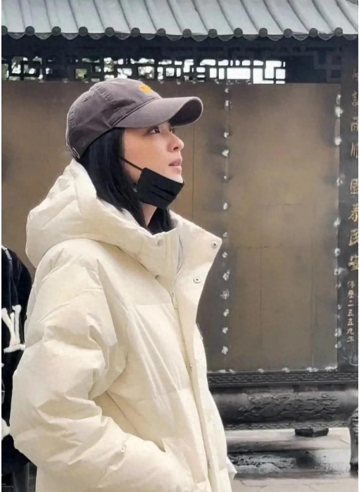 最近有网友爆料，在九华山偶遇了王楚然！当时她正专注地在那祈福呢，周围人来人往，她