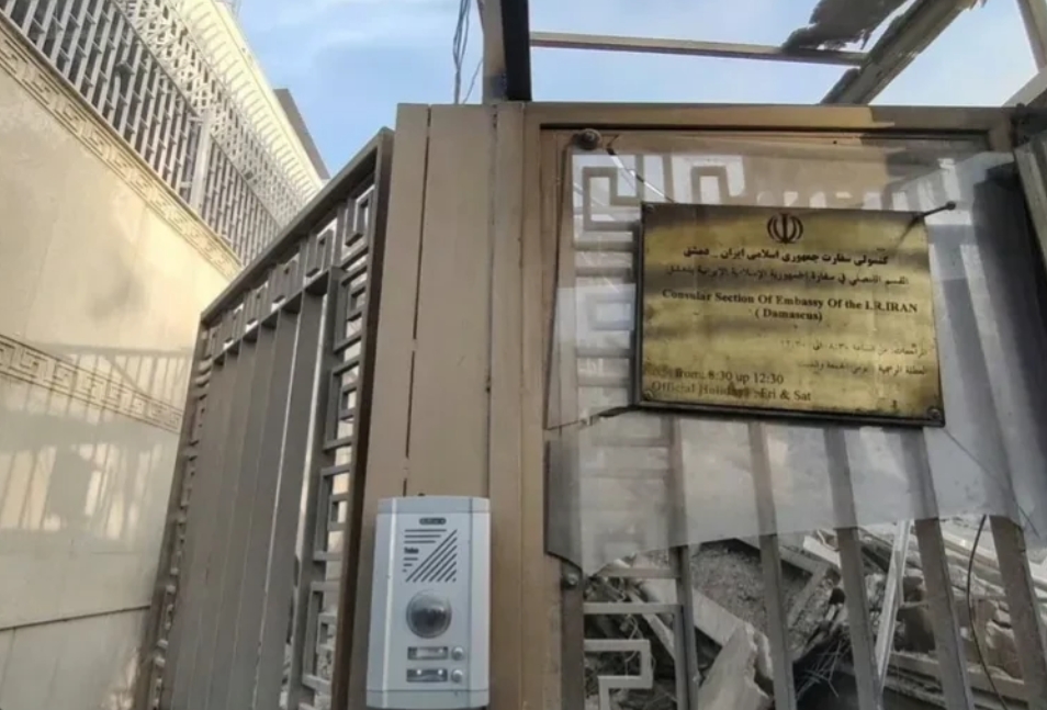 今天凌晨时分，以色列把伊朗驻叙利亚的大使馆给炸了，多人死伤！这个事就大了。这是向