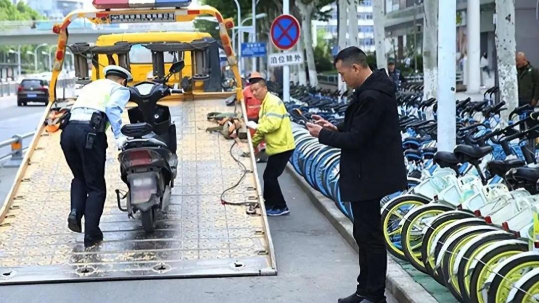 电动车又出新招，禁止入村停放！否则清理、拖移！网友反问：怎么用车？