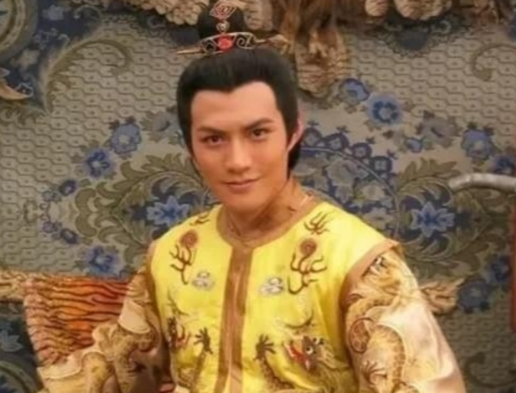 2000年，21岁的严屹宽被上海一个富婆看上，富婆提出用1个亿包养他，日后不用努
