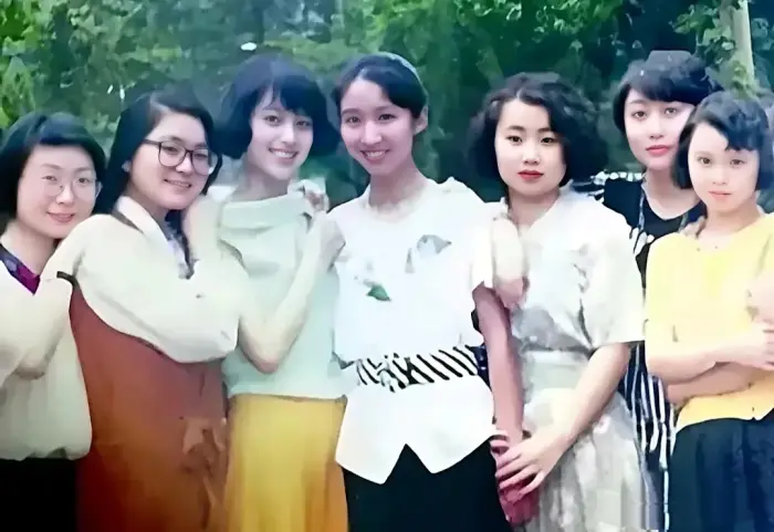 找出哪个是华春莹[what]，找不出我们的华姐算你笨哟[偷笑]