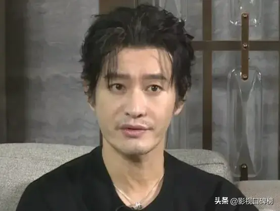 黄晓明现身金鸡百花奖直播间，胡子拉碴