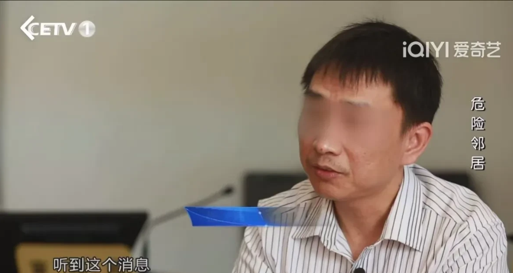 上海，19岁男子拿刀追逐12岁少年，少年惊恐地跑向保安室。在小区外距门卫室1米处