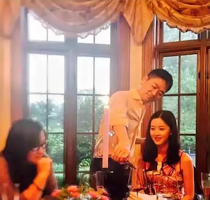 一次，刘强东的一个女同学从国外回来了，说好久不见了，想约他一起吃个饭。
刘强东就