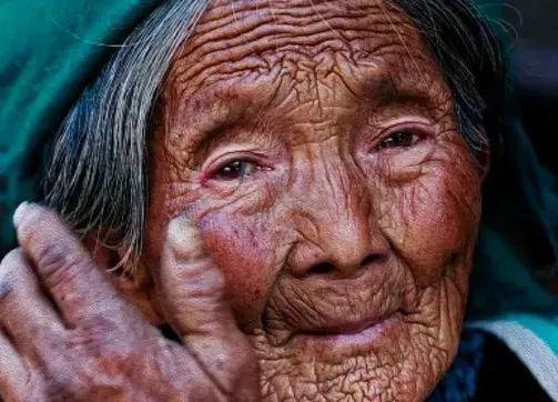 什么叫人情世故：
1.熟悉的人转账，不秒收，等等再收。
2.没说好 AA 制，那