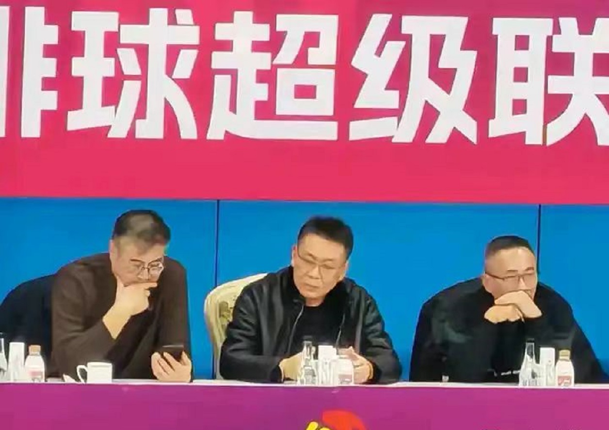 【蔡斌现身上海主场观战】
现任上海排球训练总监的蔡斌
现场观看上海女排对阵辽宁的