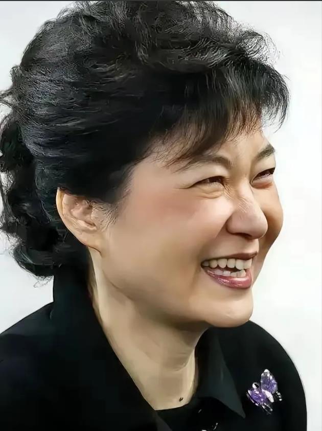 朴槿惠终于笑了！
尹锡悦被捕，朴槿惠终于笑了！
全世界最公平的法律不在美洲，也不