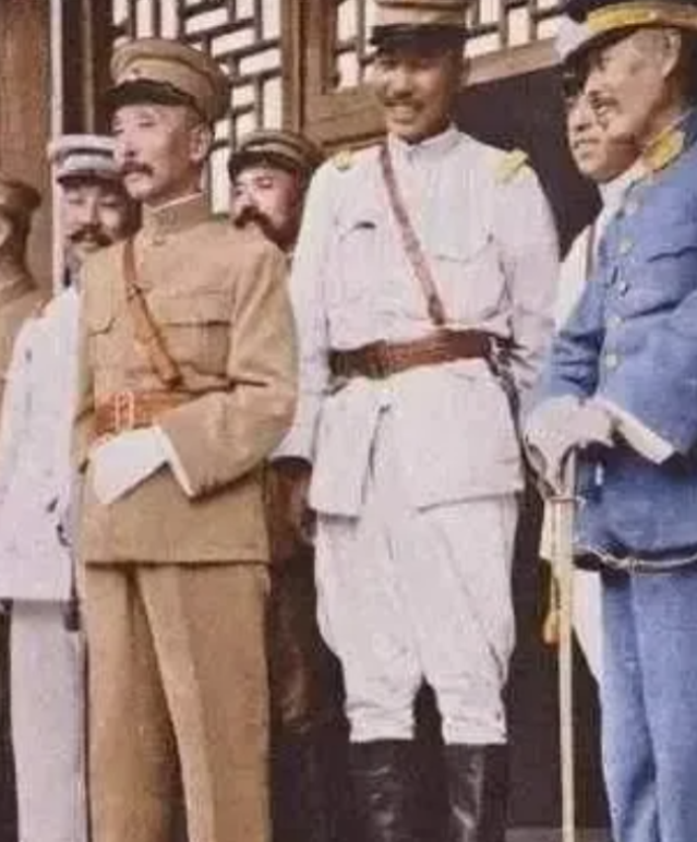 张宗昌部下看上了个妓女，为了给她赎身，就去找张宗昌借钱。张宗昌却说要去看看那女子