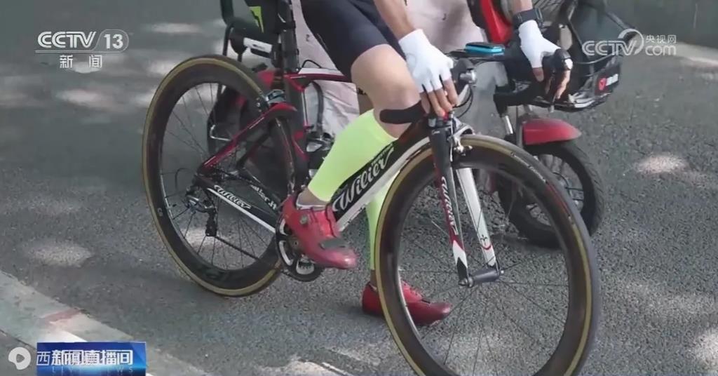 太冤了！江苏南京，男子下班骑自行车锻炼，却被交警当场拦下，以自行车没上牌为由，罚