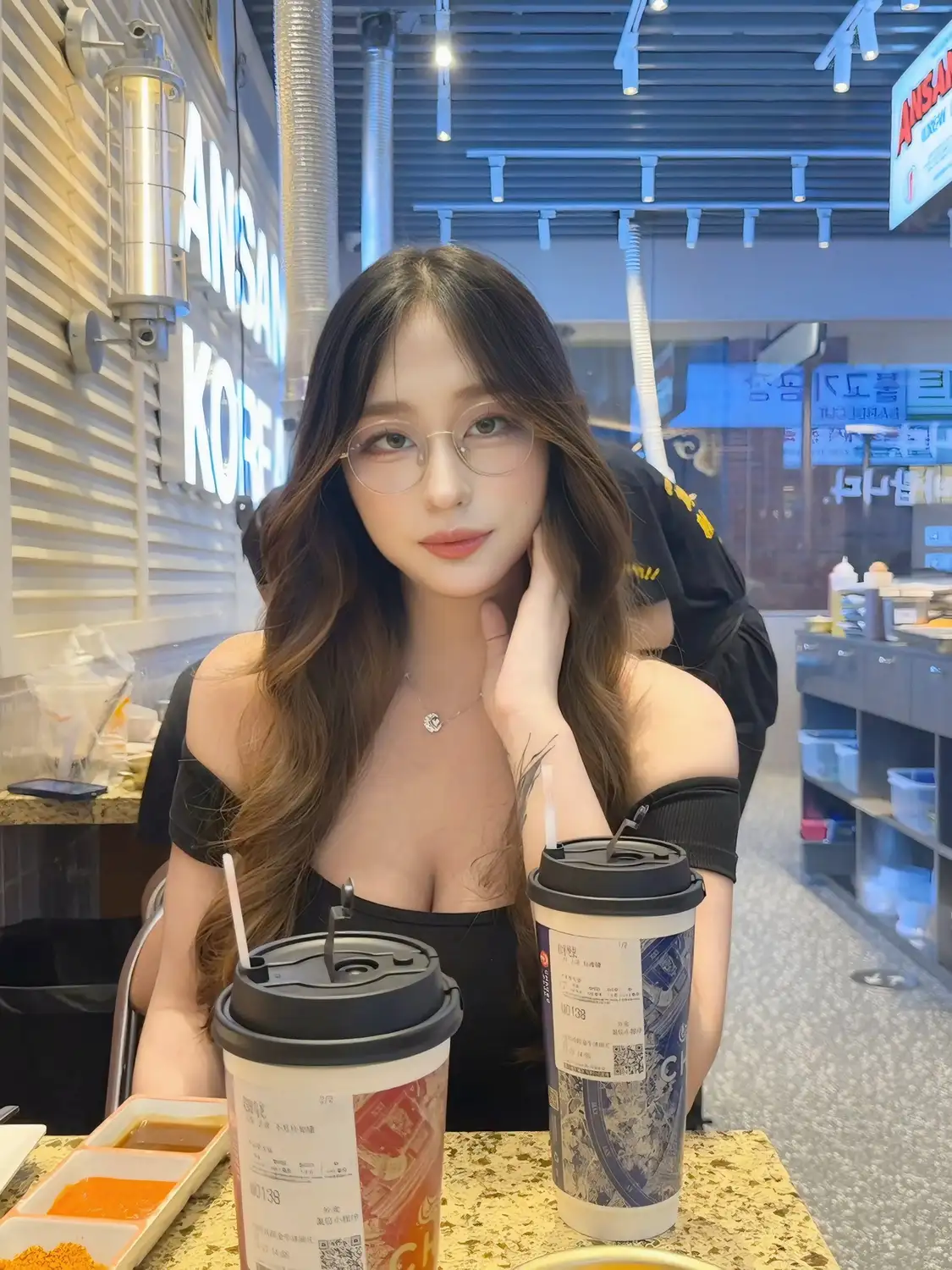 亲爱的，你下班后去幼儿园接下孩子吧，咱们一起去吃烤肉。今天是星期天，可以陪你一起