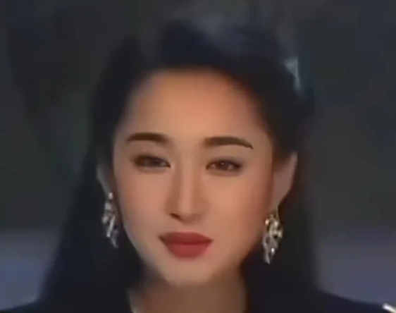 我从小就不觉得周慧敏漂亮，但是好多男的说她是梦中情人，我认为男生的梦中情人是杨钰
