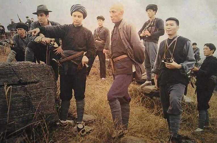 解放前的土匪有多狡猾残忍？

我外公1923年生人，村子里面筹钱请了个老师教字，
