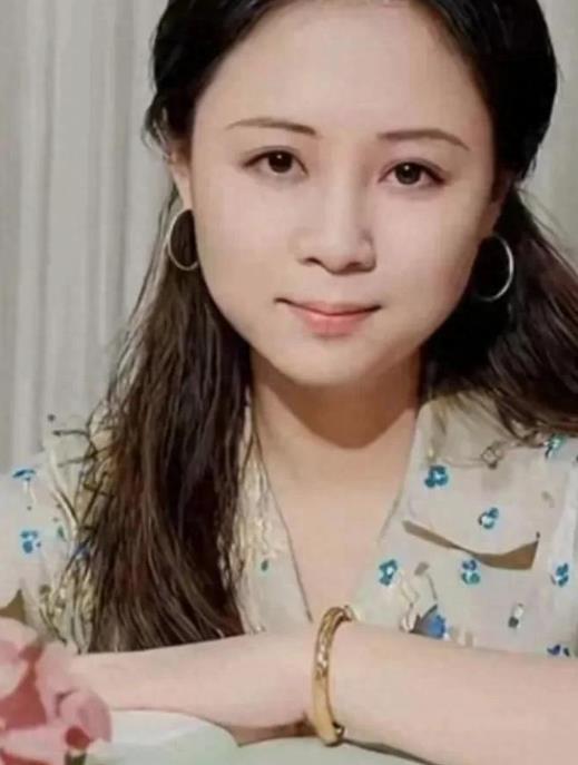 把干巴巴的“爱情”给了琼瑶，把真金白银给了亲生儿女。平鑫涛高明啊！
 
不谈琼瑶