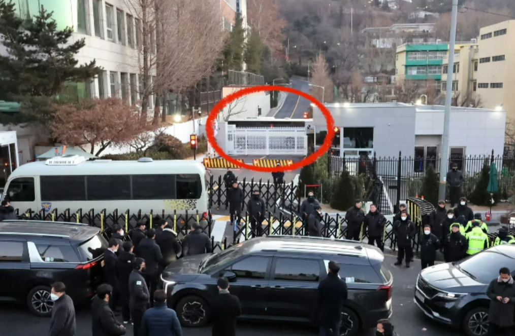 韩国警方出动了3000人，包围了尹锡悦的总统府，结果丢脸丢大发了，目前尹锡悦的支