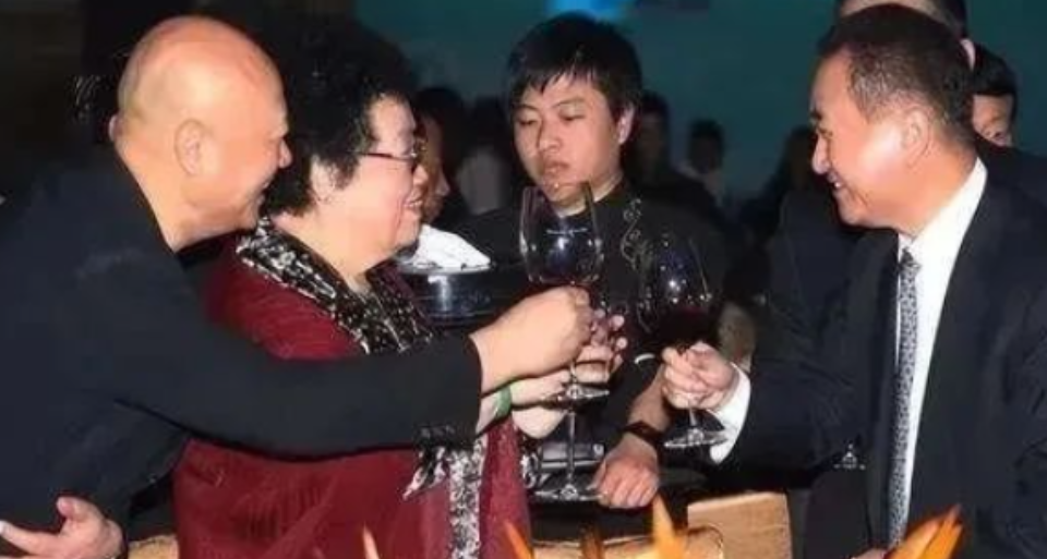 一次酒会中，王健林正与陈丽华碰杯时，一旁的迟重瑞按捺不住崇拜之情，也举杯过来说：