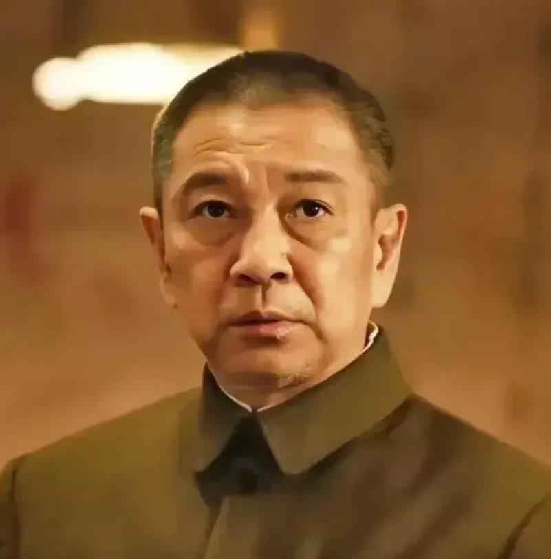 《上甘岭》开播了
看到这个演员很面熟，搜了一下他的简历。
原来他叫周晓斌，六十多