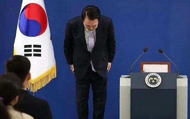 冲冠一怒为红颜。韩国总统夫人被查，尹锡悦发动了“戒严政变”？