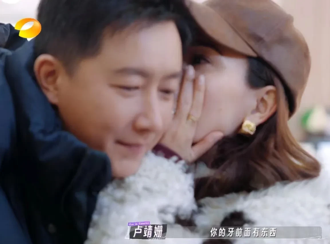 在一档节目录制现场，韩庚与卢靖姗一同参与其中，周围众多摄影机正全方位地记录着。就