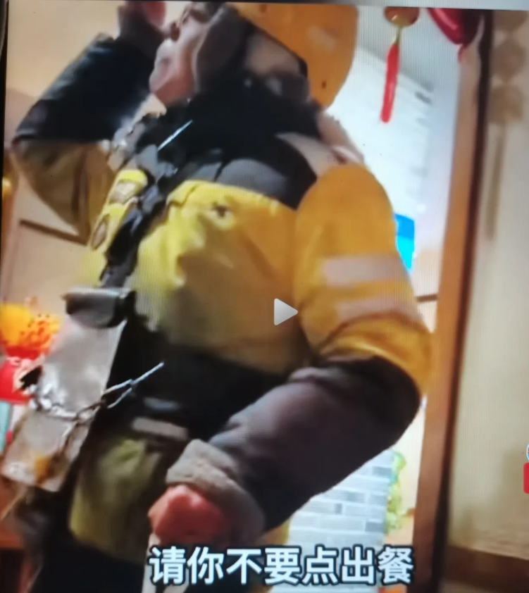 恶劣天气，商家提前点出餐拒不承认，外卖小哥情绪失控高喊：“系统是不会骗人的！”