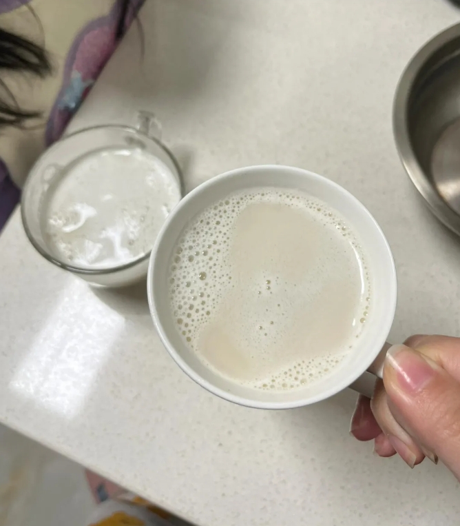 今天我比邻居早起打豆浆，让她感受下每天早上5点半被打扰的困扰。
邻居基本周一到周