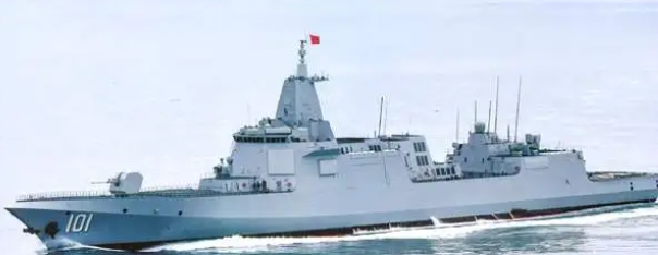 中国首艘055型导弹驱逐舰2018年8月24日上午离开上海江南造船厂码头，进行首