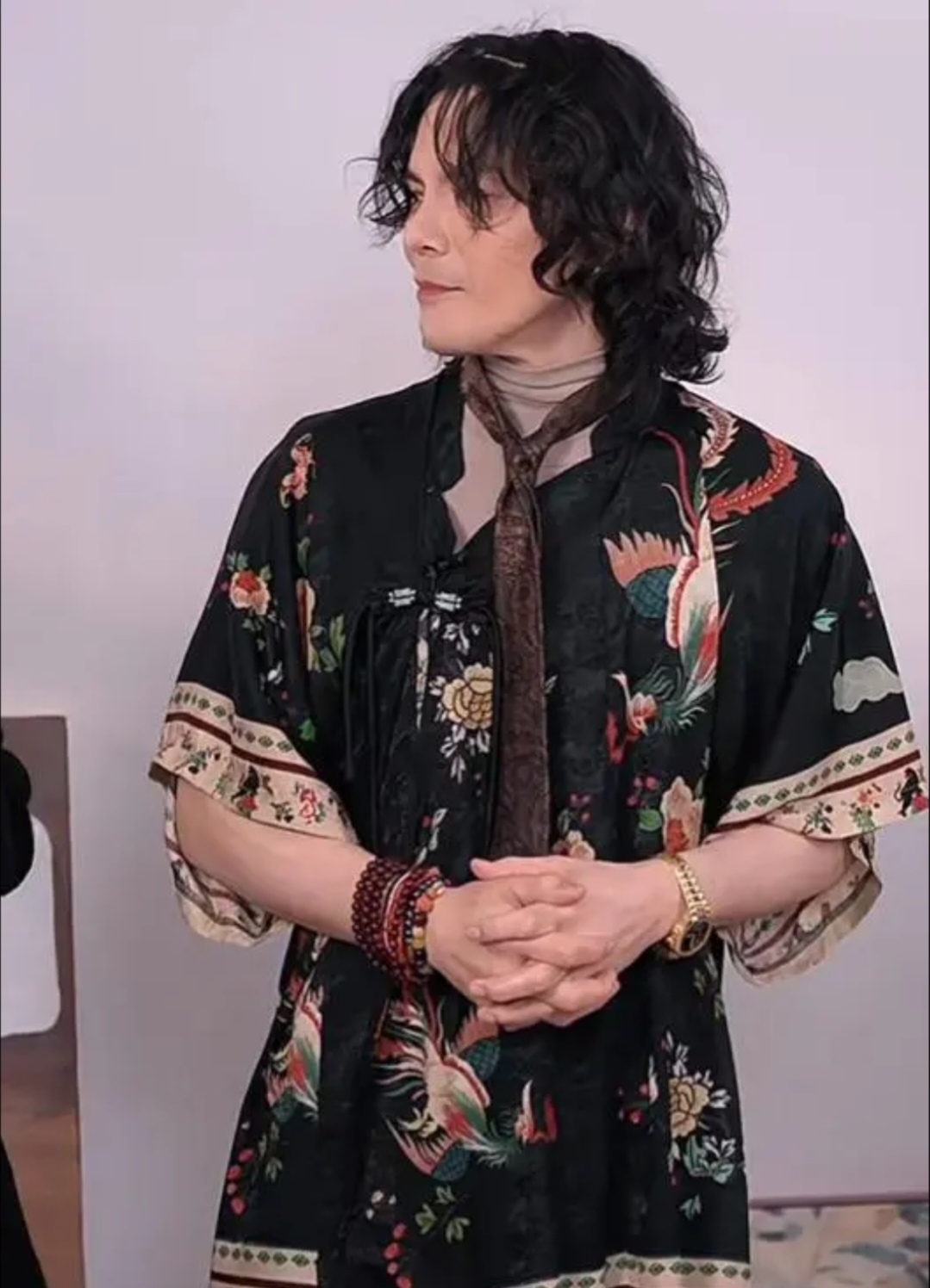  向佐直播穿女装惹争议，向太和郭碧婷是不打算管他了？